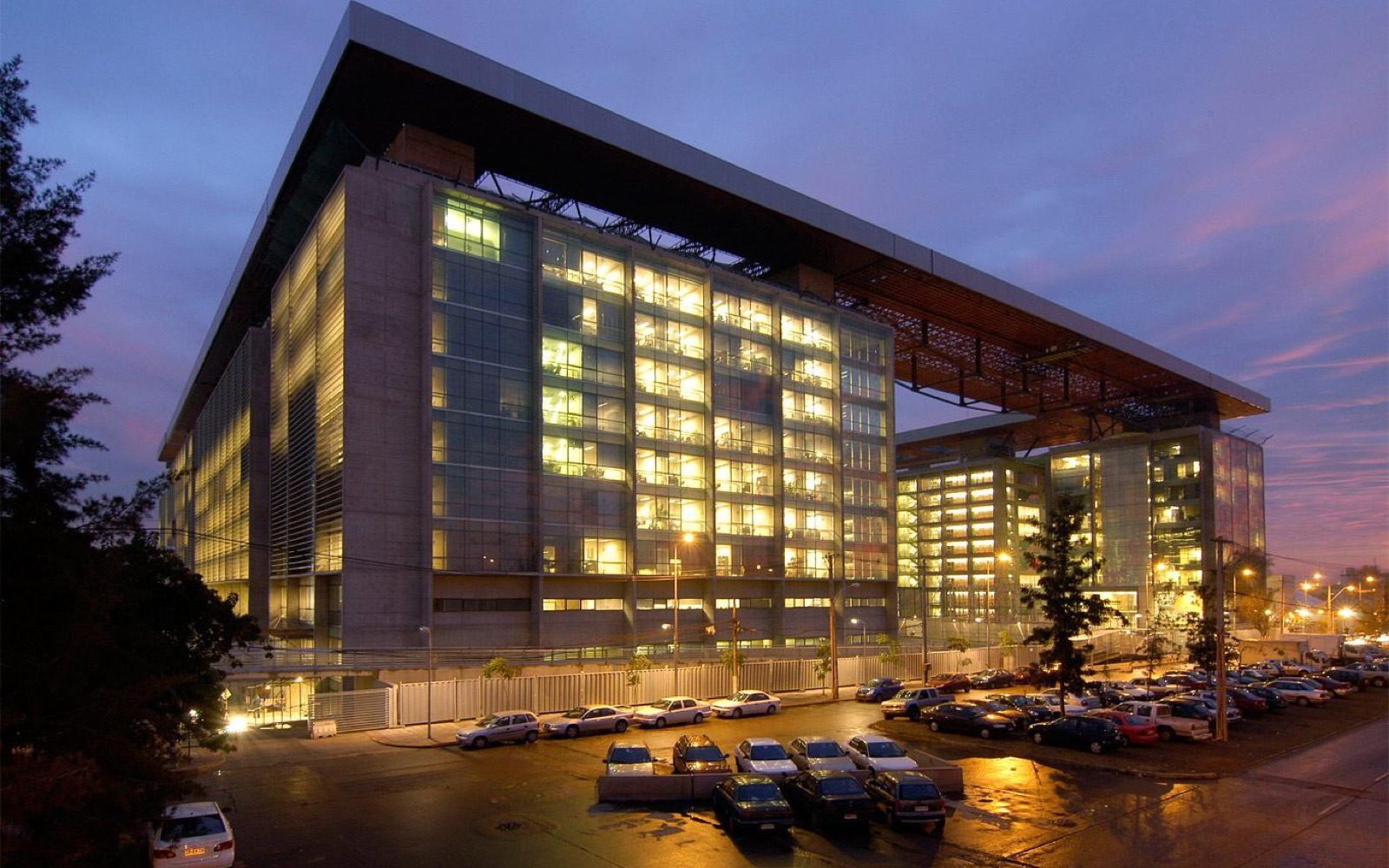 Sede Corporativa — Curtain Wall con cámara ecualizadora